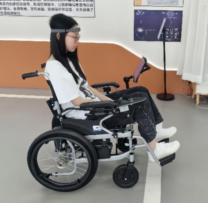 脑机AI电动轮椅车